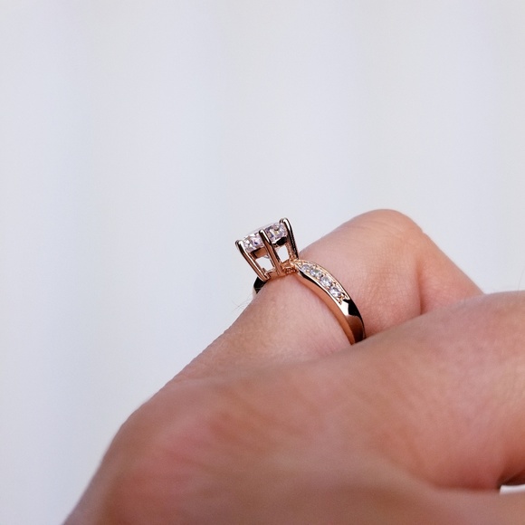 18k Rose Gold 1.75 CZ Solitaire Round Ring - Picture 7 of 7